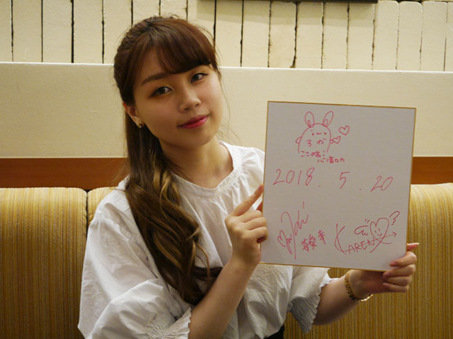 アイドル「成神 華恋」がサインを書いている画像3枚目