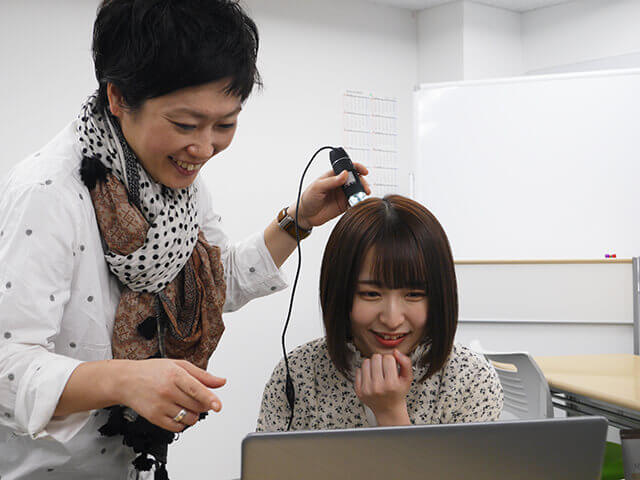 【毛髪診断士】高橋綾さんによるマイクロスコープを使った頭皮診断